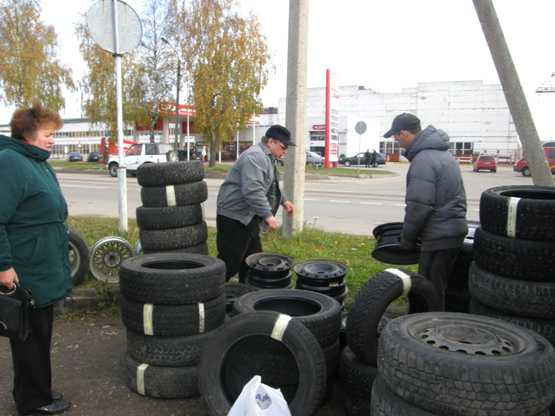 Turgavietės aikštelėje praėjusį šeštadienį vieni pirkėjai padangas tik apžiūrinėjo