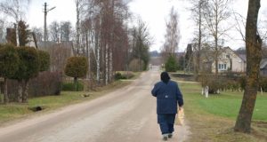 Lašų gyvenvietės gatvėmis klaidžiojanti mirusiojo motina Stasė Pagirienė sako vis dar tikinti sutikti  sūnų.