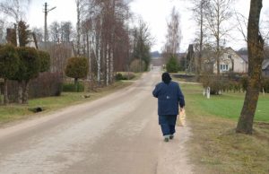 Lašų gyvenvietės gatvėmis klaidžiojanti mirusiojo motina Stasė Pagirienė sako vis dar tikinti sutikti  sūnų.