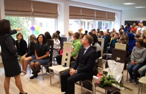 Loreta Grochauskienė: “Mums svarbiausia, kad vaikai jaustųsi saugūs” Rugsėjo 1-ąją duris atvėrė Rokiškio pagrindinė mokykla. D. Zibolienės nuotr.