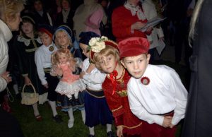 Pasveikinti šventės dalyvius gimtadienio proga ruošiasi „Ąžuoliuko“ darželio-mokyklos vaikai. D.Zibolienės nuotr.