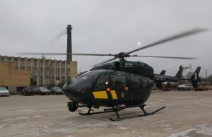Prieš paiešką orlaivis nusileido Rokiškio policijos komisariato aikštelėje. D. Zibolienės nuotr.
