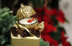 Dizainerė pakuojant dovanas siūlo atsigręžti į gamtą Dizainerė pakuojant dovanas siūlo atsigręžti į gamtą