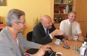 Ministro pažadai sustiprino viltį turėti sporto arena Liberalcentristas Vidaus reikalų ministras Raimundas Palaitis (nuotr. centre) žadėjo padaryti viską