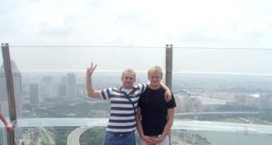 Kineziterapeutas S.Paliūnis (kairėje) ir plaukikas G.Titenis dangoraižių valstybėje - Singapūre.