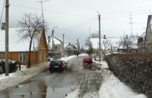 Kęstučio gatvės gyventojai – pavasarinio polaidžio įkaitai Kęstučio gatvė skendi. D.Zibolienės nuotr.