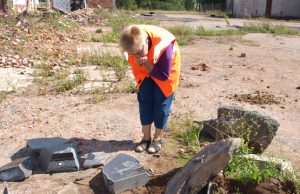 Kapų sargė V.Undzėnienė apžiūrėjo prie fermų išmestus paminklinius akmenis.