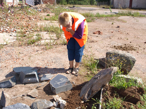 Kapų sargė V.Undzėnienė apžiūrėjo prie fermų išmestus paminklinius akmenis.