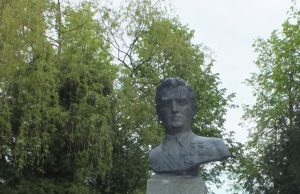 Garbinti ar nuversti? Toks klausimas dėl okupacinės sovietų valstybės didvyrio Jakovo Smuškevičiaus paminklo