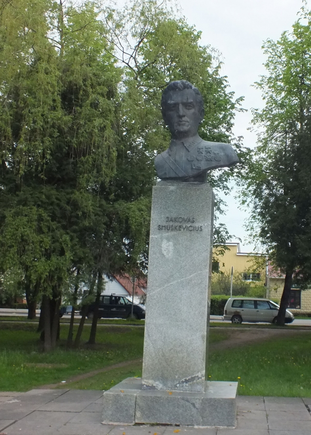 Garbinti ar nuversti? Toks klausimas dėl okupacinės sovietų valstybės didvyrio Jakovo Smuškevičiaus paminklo