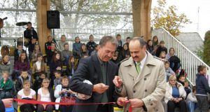 Simbolinę juostelę perkirpo UAB „Dauniškis ir Ko“ direktorius A.Rudokas ir rajono vicemeras E.Vilimas. L.Dūdaitės nuotr.