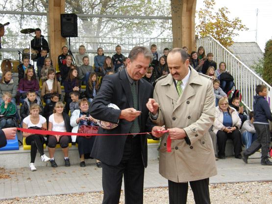 Simbolinę juostelę perkirpo UAB „Dauniškis ir Ko“ direktorius A.Rudokas ir rajono vicemeras E.Vilimas. L.Dūdaitės nuotr.