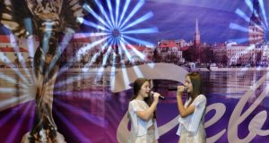 Konkurse „Debiutas 2012“ - pandėlietės Sandra Vaitiekūnaitė (kairėje) ir Gabrielė Tokarevaitė. V.Tokarevo nuotr.