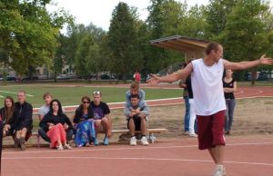 Pandėlio gimnazijos stadiono mažosios krepšinio aikštelės danga neatlaikė turnyro varžybų. l.Dūdaitės nuotr.