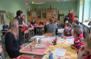 Pandėlio pradinukai mokėsi marginti kiaušinius. Organizatorių archyvo nuotr.