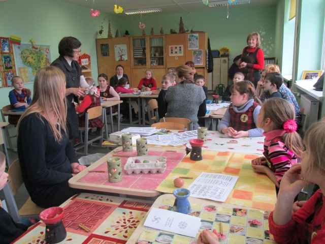 Pandėlio pradinukai mokėsi marginti kiaušinius. Organizatorių archyvo nuotr.