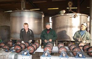 Metalo įmonės plėtrą stabdo tik specialistų trūkumas Pandmetos“ specialistai Karolis Teseckas (iš kairės)