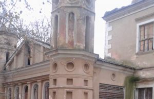 Panemunio vaikai įsiamžino prie apgriuvusio dvaro.