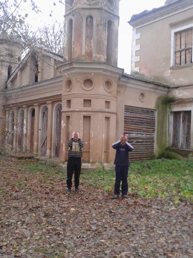 Panemunio vaikai įsiamžino prie apgriuvusio dvaro.