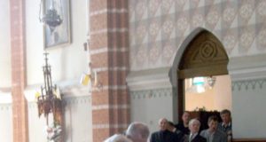 Bažnyčios perdavimo aktą pasirašo kunigai Vladas Kremenskas (kairėje) ir Vilnis Viktoras Cukuras. Asmeninio albumo nuotr.