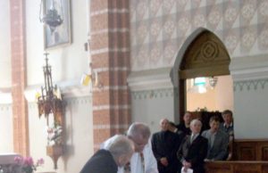 Bažnyčios perdavimo aktą pasirašo kunigai Vladas Kremenskas (kairėje) ir Vilnis Viktoras Cukuras. Asmeninio albumo nuotr.