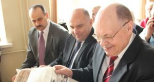 Rokiškio krašto garbės pilietis V.Mačiekus (iš dešinės)