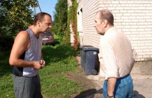 Kaimynai tebesiaiškina santykius.