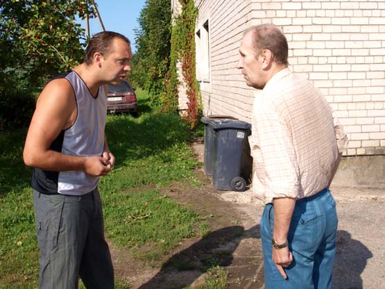 Kaimynai tebesiaiškina santykius.