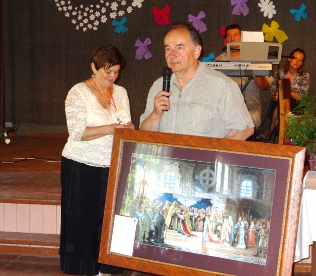 Seimo narys Vytautas Saulis panemuniškiams padovanojo paveikslą. Redakcijos archyvo nuotr.