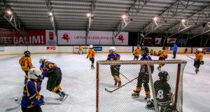 Oficialiai atidarytoje Panevėžio ledo ritulio arenoje vyksta varžybos. Panevėžio savivaldybės archyvo nuotr.