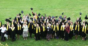 Panevėžio kolegijos Rokiškio filialo absolventų ir jų dėstytojų atsisveikinimo nuotaikų akimirka. G.Lukoševičiaus nuotr.