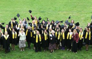 Kolegija į gyvenimą išlydėjo didžiausią absolventų laidą Panevėžio kolegijos Rokiškio filialo absolventų ir jų dėstytojų atsisveikinimo nuotaikų akimirka. G.Lukoševičiaus nuotr.