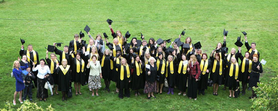 Panevėžio kolegijos Rokiškio filialo absolventų ir jų dėstytojų atsisveikinimo nuotaikų akimirka. G.Lukoševičiaus nuotr.