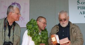 L.Dovydėno premijos mecenatui J.Dovydėnui (iš kairės)