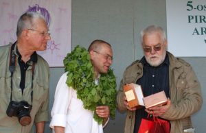 L.Dovydėno premijos mecenatui J.Dovydėnui (iš kairės)