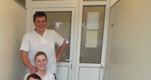 Kineziterapeutai Mindaugas Pliuškis (stovi)