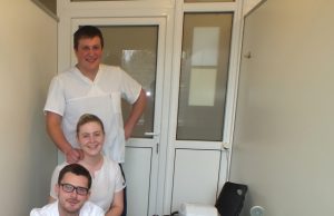 Kineziterapeutai Mindaugas Pliuškis (stovi)