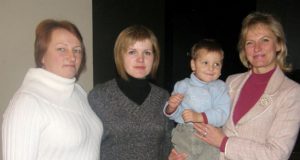 Evelinos Pupelienės (viduryje) bei mažojo Ugniaus broliuko Pauliaus palaikyti atėjo praėjusių metų akcijos metu remto Eligijaus Kašpono močiutė Rima Grižinauskienė (kairėje) bei Rokiškio kaimiškosios seniūnijos seniūnė Dalia Janulienė. A.Puteikytės nuotr.