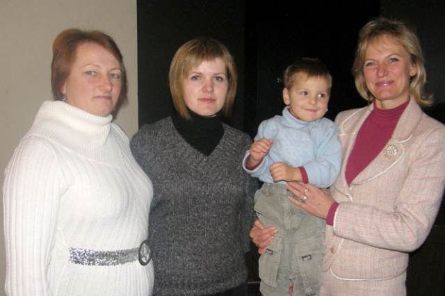 Evelinos Pupelienės (viduryje) bei mažojo Ugniaus broliuko Pauliaus palaikyti atėjo praėjusių metų akcijos metu remto Eligijaus Kašpono močiutė Rima Grižinauskienė (kairėje) bei Rokiškio kaimiškosios seniūnijos seniūnė Dalia Janulienė. A.Puteikytės nuotr.