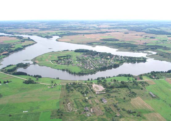 Pakilus į dangų atsiveria gražusis Dviragio ežero peizažas. D.Zibolienės nuotr.