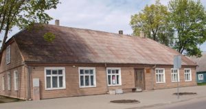 Šis rajono savivaldybei priklausęs pastatas Rokiškio centre praėjusią savaitę aukcione parduotas už 169 tūkst. litų. D.Zibolienės nuotr.