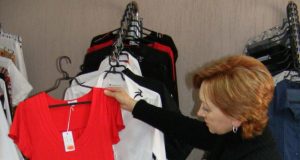 Drabužių parduotuvės “Laumeda“ pardavėja Nijolė Junokienė teigė