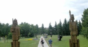 Genimi Liongino Šepkos parko medžiai. Į krūvas sukrautas šakas rokiškėnai gali pasiimti.         L. Dūdaitės nuotr.