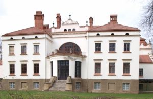 Nupjauti seni ligoti dvaro parko medžiai.