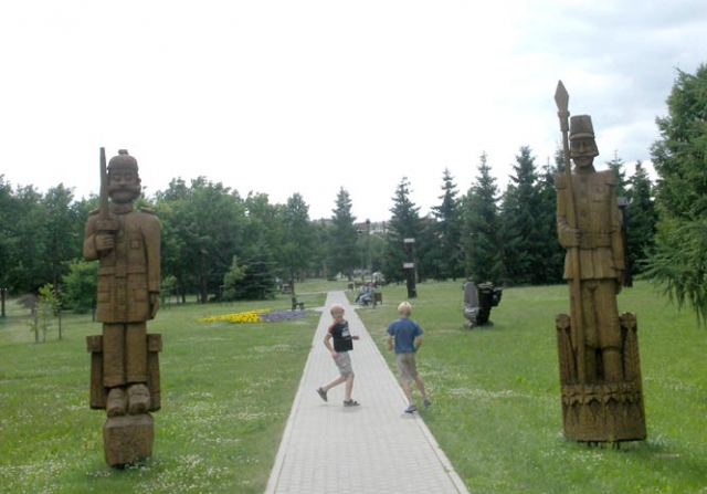 Genimi Liongino Šepkos parko medžiai. Į krūvas sukrautas šakas rokiškėnai gali pasiimti.         L. Dūdaitės nuotr.