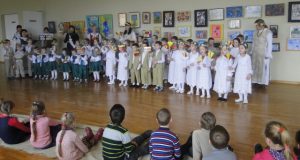 Parodos - konkurso „Visi skirtingi - visi lygūs" uždaryme dainomis visus nustebino „Varpelio" lopšelio - darželio vaikai. Rokiškio pedagoginės psichologinės tarnybos archyvo nuotr.