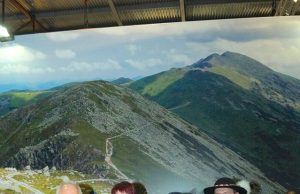 Rokiškio krašto muziejaus edukatorė Laima Klasinskienė  (antra iš dešinės) turizmo parodoje Rygoje. Muziejaus archyvo nuotr.