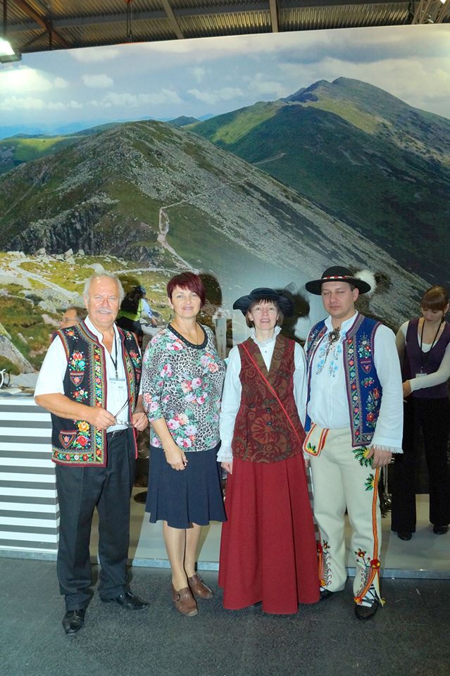 Rokiškio krašto muziejaus edukatorė Laima Klasinskienė  (antra iš dešinės) turizmo parodoje Rygoje. Muziejaus archyvo nuotr.