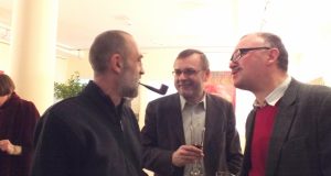 Raimondas Gailiūnas turėjo kalbos su Giedriumi Andziukevičiumi (dešinėje) ir politiku Algiu Kazulėnu (viduryje).