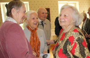 Parodos autorę A.Vitkūnienę (dešinėje) sveikino jos klasės draugai. D.Zibolienės nuotr.